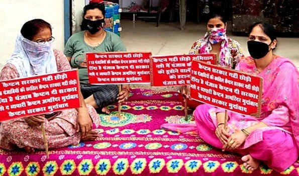 भाजपा जिला महिला मोर्चा ने काले बिल्ले लगा कर किया रोष प्रदर्शन
