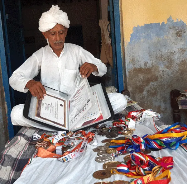 ढलती उम्र में भी नहीं रूकी रामफल में मैडलों की भूख