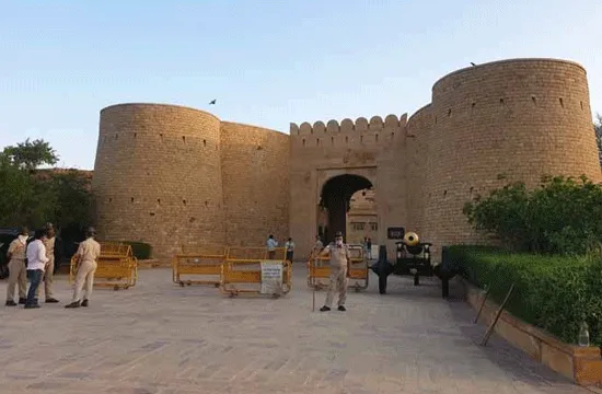 गहलोत एवं विधायक ले रहे शाही मेहमान नवाजी का आनंद