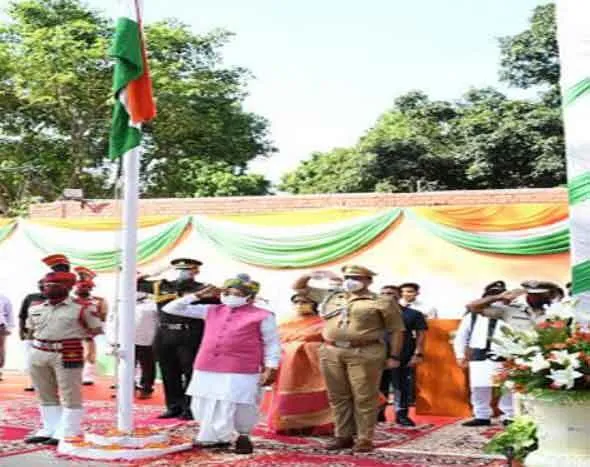 हरियाणा के राज्यपाल ने किया राजभवन में ध्वजारोहण, परेड की सलामी ली