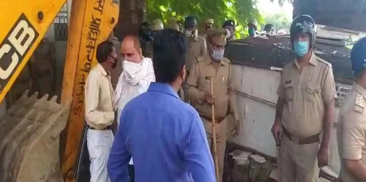 मुख्तार के अवैध कब्जे पर चला एलडीए का बुलडोजर