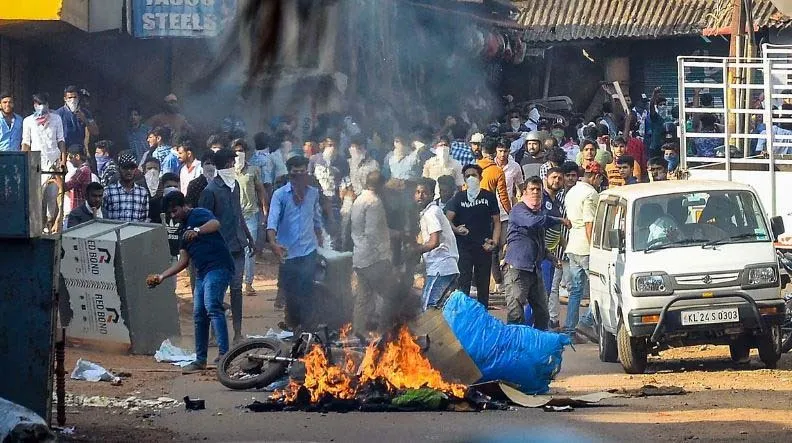 कर्नाटक में आपत्तिजनक पोस्ट को लेकर भड़की हिंसा, पुलिस गोलीबारी में तीन मरे
