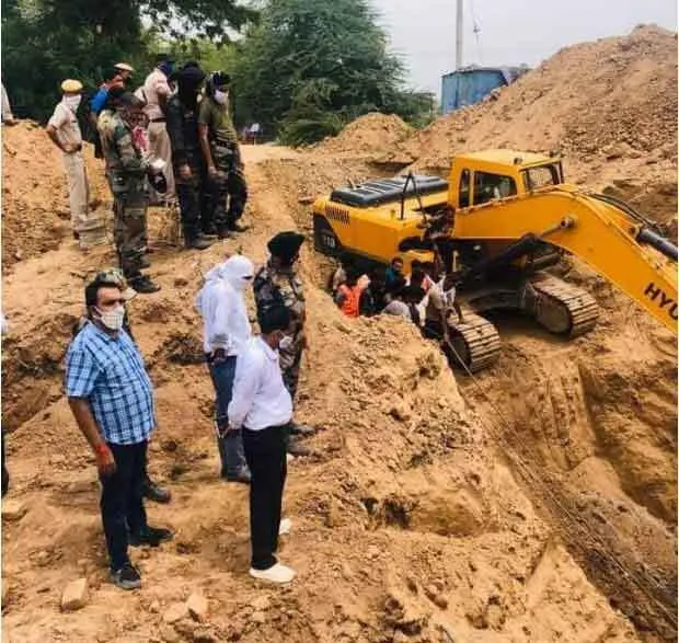 सीवर में गिरे दो लोगों में से एक को बचाया, दूसरे की तलाश जारी