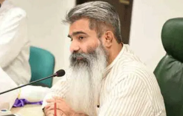 एक स्कूल से राशन बैग मिलने के मामले की जांच के आदेश