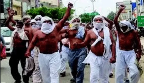 पेगां पैक्स घोटाला: किसानों ने अर्धनग्न होकर किया प्रदर्शन