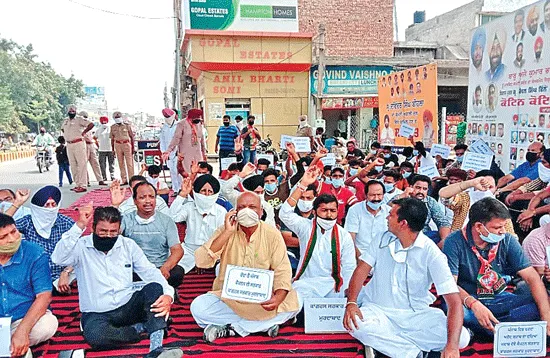 जहरीली शराब मामला : भाजपा नेताओं ने सरकार के खिलाफ दिया धरना