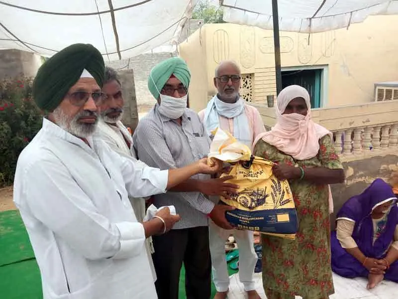 Humanity: दो जरूरतमंद परिवारों को दिया राशन