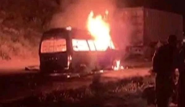 पाकिस्तान में वैन में आग लगने से 13 की मौत, पांच घायल