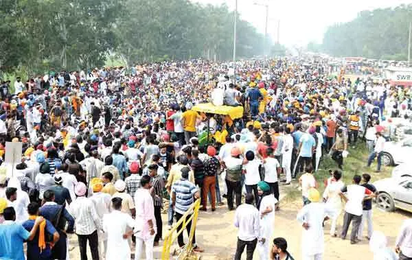 कृषि बिल के खिलाफ सड़कों पर किसान