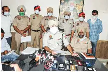 पुलिस ने झपटमारों से दस मोबाइल व दुकानदारों से 25 मोबाइल बरामद किए