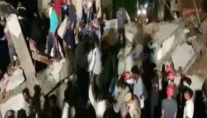 गुजरात में इमारत गिरने से 3 की मौत