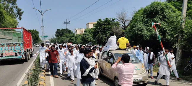 किसानों ने घेरा बिजली एवं जेलमंत्री का आवास