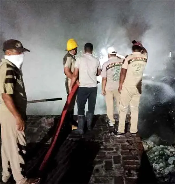 जान जोखिम में डालकर ग्रीन एस के जवानों ने आग पर पाया काबू