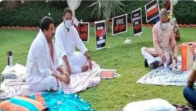 सांसदों को चाय पिलाने पहुंचे उपसभापति हरिवंश
