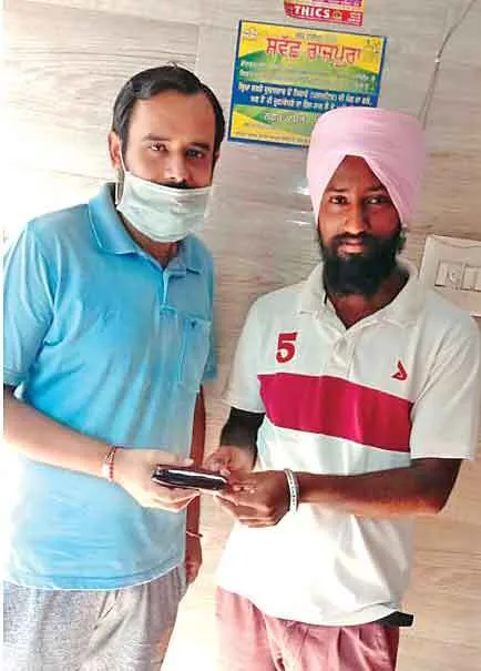 डेरा श्रद्धालु ने गुम हुआ मिला पर्स किया वापिस
