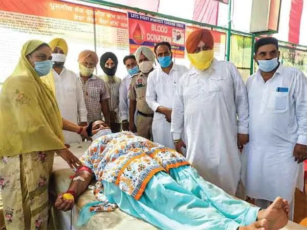 डेरा श्रद्धालुओं ने 53 यूनिट रक्तदान कर शहीदों को दी श्रद्धांजलि