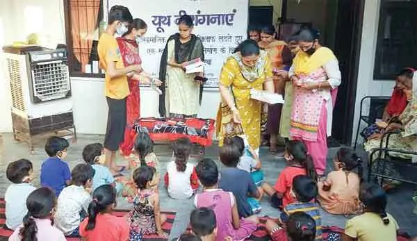 यूथ वीरांगनाओं ने बांटी 150 बच्चों को स्टेशनरी