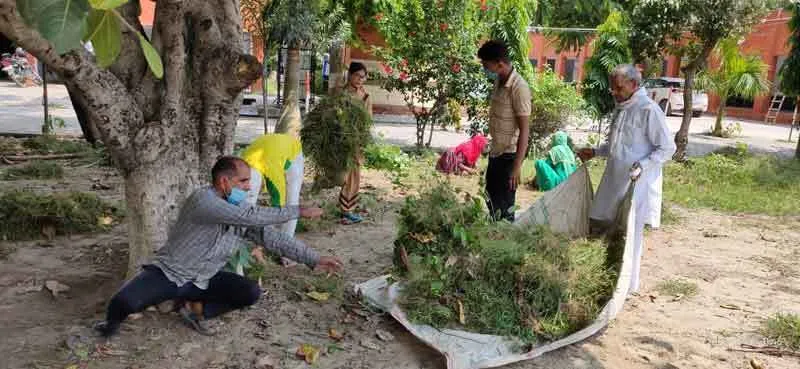 …और चंद घंटों में डेरा श्रद्धालुओं ने बदल दी स्कूल की तस्वीर