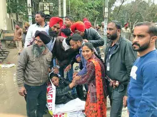 अध्यापकों पर ‘लाठीचार्ज’ का गवाह बना वाईपीएस चौक