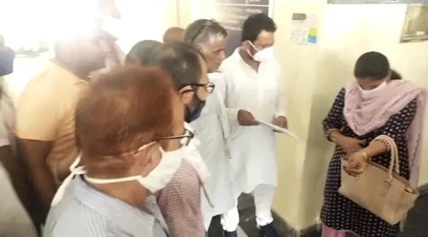 डीपू होल्डरो ने अपनी मांगों को लेकर डीएफएससी को सौंपा ज्ञापन।