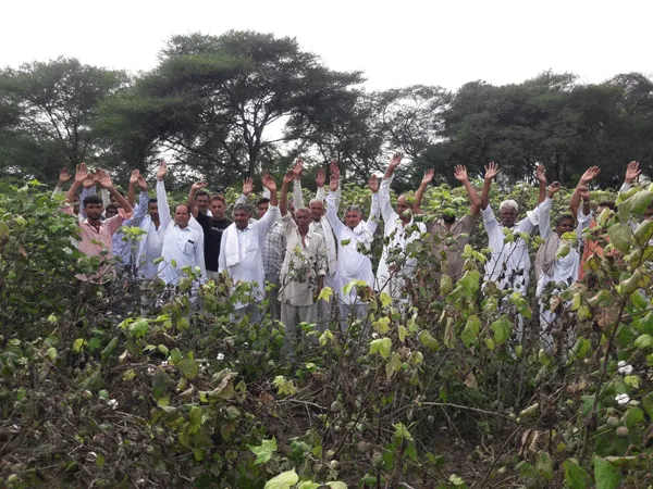 बिना खेतों में पहुंचे फसल खराब की अधिकारियों ने तैयार की रिपोर्ट, किसानों ने जताया रोष