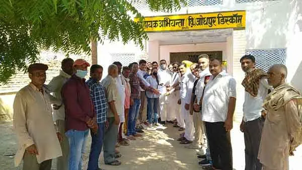 कस्बेवासियों ने जेईएन कार्यालय पर किया प्रदर्शन