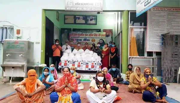 डॉ. एमएसजी के पावन महापरोपकार माह की खुशी में बांटा 20 परिवारों को राशन