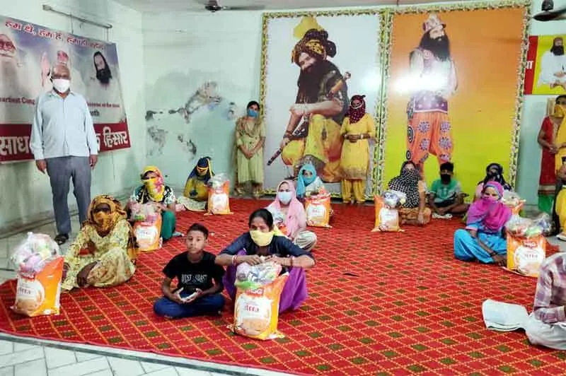 डेरा अनुयायियों ने 16 जरुरतमंद परिवारों को दिया राशन