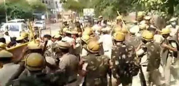 बर्खास्त  पीटीआई टीचरों पर लाठीचार्ज, आंसु गैस गोले छोड़े