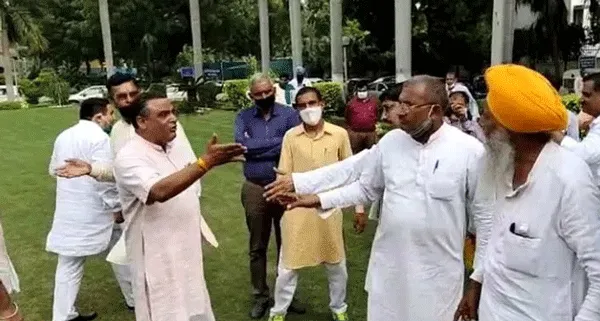 केंद्रीय कृषि मंत्री से मिलने गए किसान नेताओं में हाथापाई