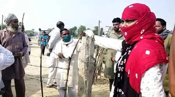 विभाग की महिला कर्मचारी के साथ हुई बहस