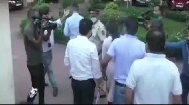 सुशांत मामले में नारकोटिक्स ब्यूरो ने रिया के घर पर छापा मारा