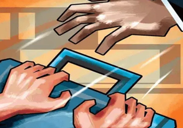 पलक झपकते ही बैंक में बैग से निकाले 50 हजार