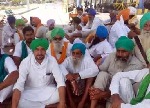 मुक्तसर-कोटकपूरा के टोल प्लाजा पर डटे किसान