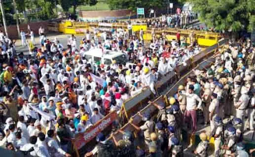 सरसा में आंदोलनरत किसानों पर पुलिस ने आंसू गैस के गोले दागे व वाटर कैनन से खदेड़ा
