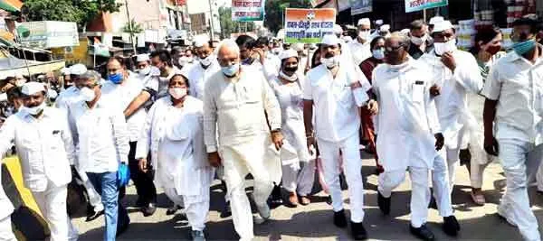 कृषि कानूनों के खिलाफ सड़क पर उतरी कांग्रेस