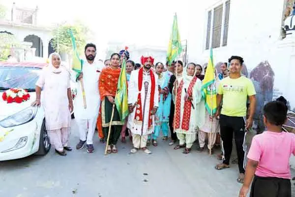 किसानों के हक में निकली दूल्हे की अनोखी बारात, किसान एकता जिंदाबाद के नारे गूंजे