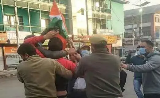 पुलिस ने भाजपा कार्यकर्ता को श्रीनगर के लाल चौक पर झंडा फहराने से रोका