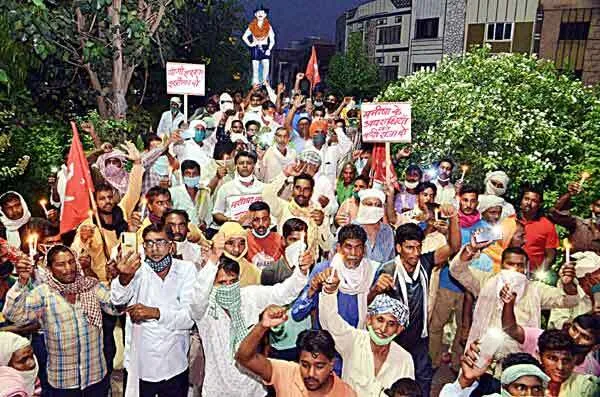 कैंडल मार्च निकाल पीड़िता को अर्पित की श्रद्धांजलि