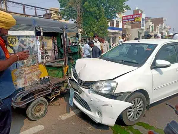 कार-टेम्पो की हुई भिड़त, हादसा टला