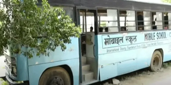अब 52 सीटर बस में पढ़ेंगे मजदूरों के बच्चे