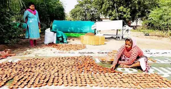 गाय के गोबर से बना दीया करेगा घर रोशन