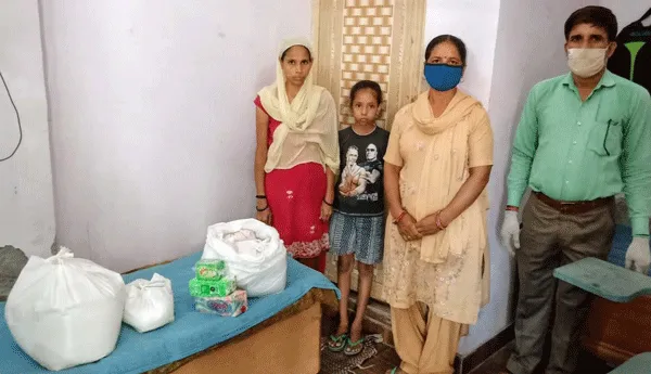 डेरा सच्चा सौदा श्रद्धालुओं ने जरूरतमंद महिला को दिया राशन
