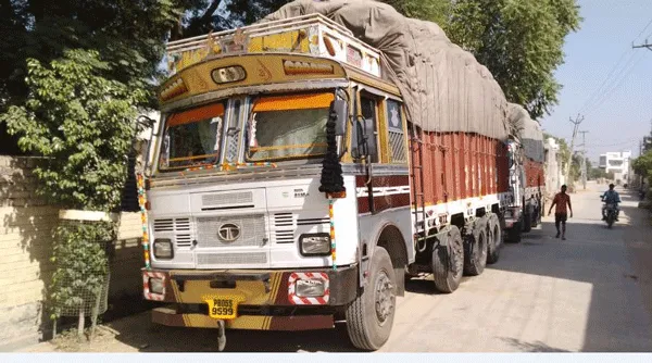 यूपी से हरियाणा में आए धान से भरे 2 ट्रकों को किसानों ने घेरा