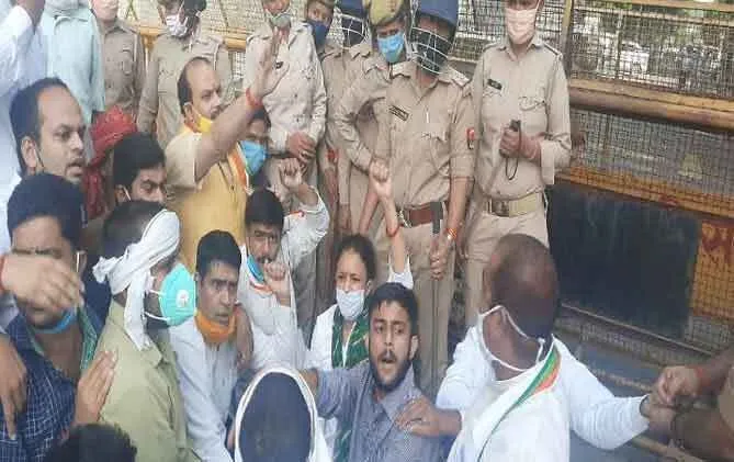 हाथरस की घटना का विरोध करने निकले सपा नेता हिरासत में