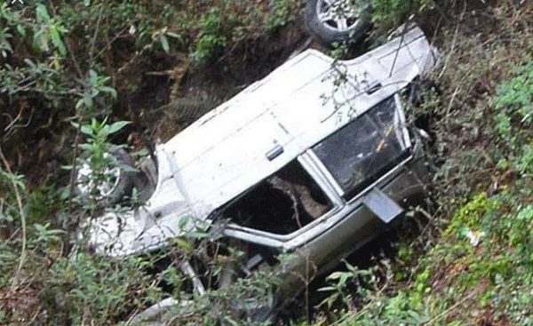 हिमाचल: कार गहरी खाई में गिरने से तीन लोगों की मौत