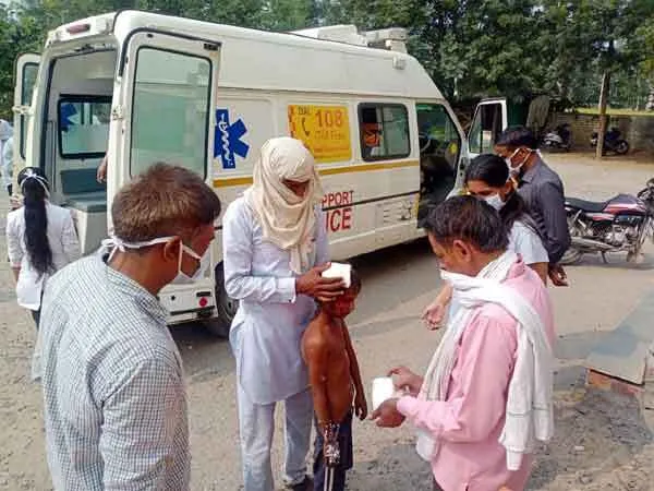 तेल लोड टैंकर पर चढ़े दो बच्चे, हाइवोल्टेज करंट की चपेट में आए