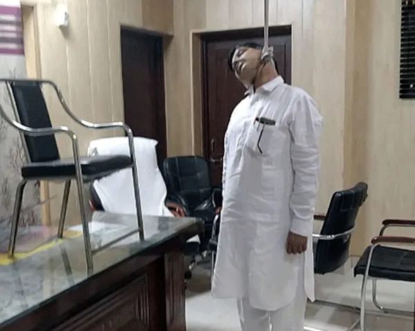नगर पालिका चेयरपर्सन के ससुर ने उन्हीं के कार्यालय में की खुदकशी