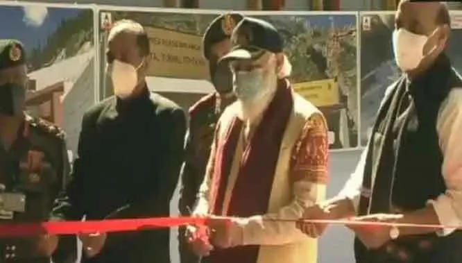मोदी पहुंचे मनाली, अटल रोहतांग सुरंग का उद्घाटन किया