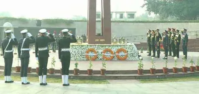 सेना के सभी शीर्ष कमांडरों ने राष्ट्रीय युद्ध स्मारक पर शहीदों को दी श्रद्धांजलि